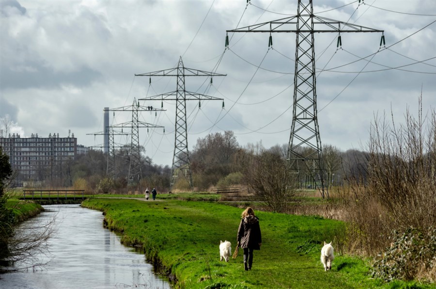Bericht Grootverbruikers van elektriciteit in Noord-Brabant en Limburg kunnen weer worden aangesloten  bekijken